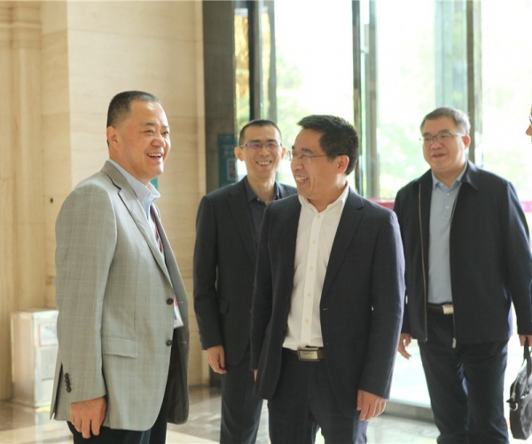商务部国家茧丝绸协调办公室副司长陈平，河池市委常委、副市长杜际鹏莅临调研指导