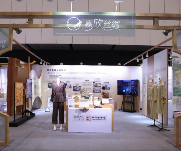尊龙凯时人生就是搏丝绸亮相首届浙江省历史经典产业展