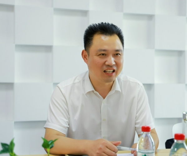 嘉兴国家高新区管委会俞春明主任调研尊龙凯时人生就是搏丝绸，为发展鼓劲?