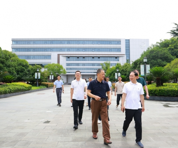 河池市领导赴嘉兴调研尊龙凯时人生就是搏丝绸 共商高端丝绸项目落地大计